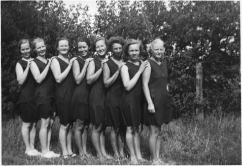 Finnish Canadian women gymnasts probably from the Yritys Athletic Club of Toronto