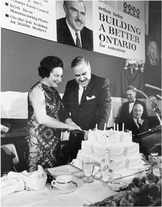 Premier John Robarts and his wife cutting a cake, Conservative Party event
