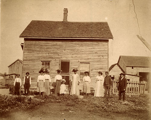[Harris, Hill, and Holland families in front of homestead, possibly in Essex County]