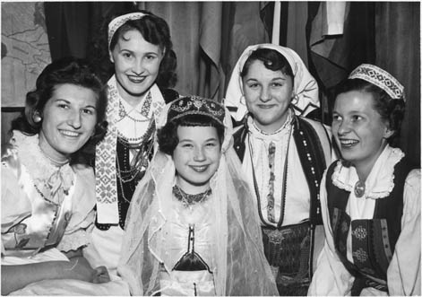 Women from the Byelorussian National Association dancers