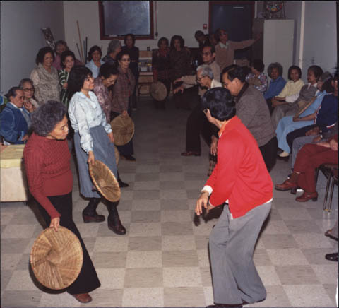 Filipino women and men rehearsing the Salakot dance at the Silayan Filipino Community Centre   
<br/>