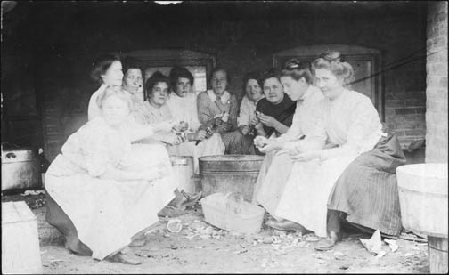 Staff of the Finnish restaurant on 314 Bay Street in Port Arthur peeling potatoes