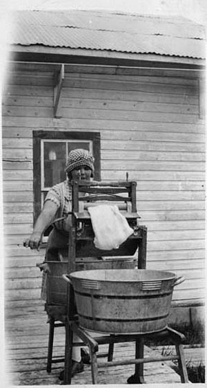 Elsa Sillanpaa using a washing machine