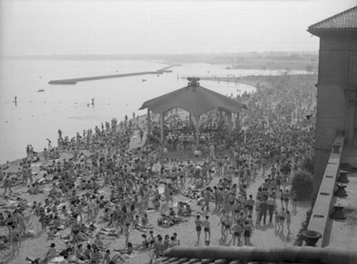 Historic photo from 1945 - Crowds at Sunnyside Beach in Sunnyside Park