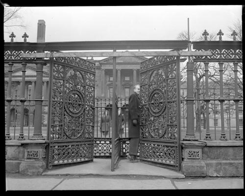 Historic photo from 1948 - People at an iron gate at Osgoode Hall in City Hall