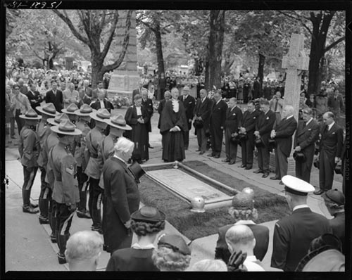 Historic photo from 1950 - William Lyon Mackenzie King burial site with RCMP, priests and mourners in Mount Pleasant Cemetery